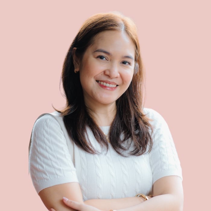 Pauline, founder of Giko Studio, smiling with arms crossed